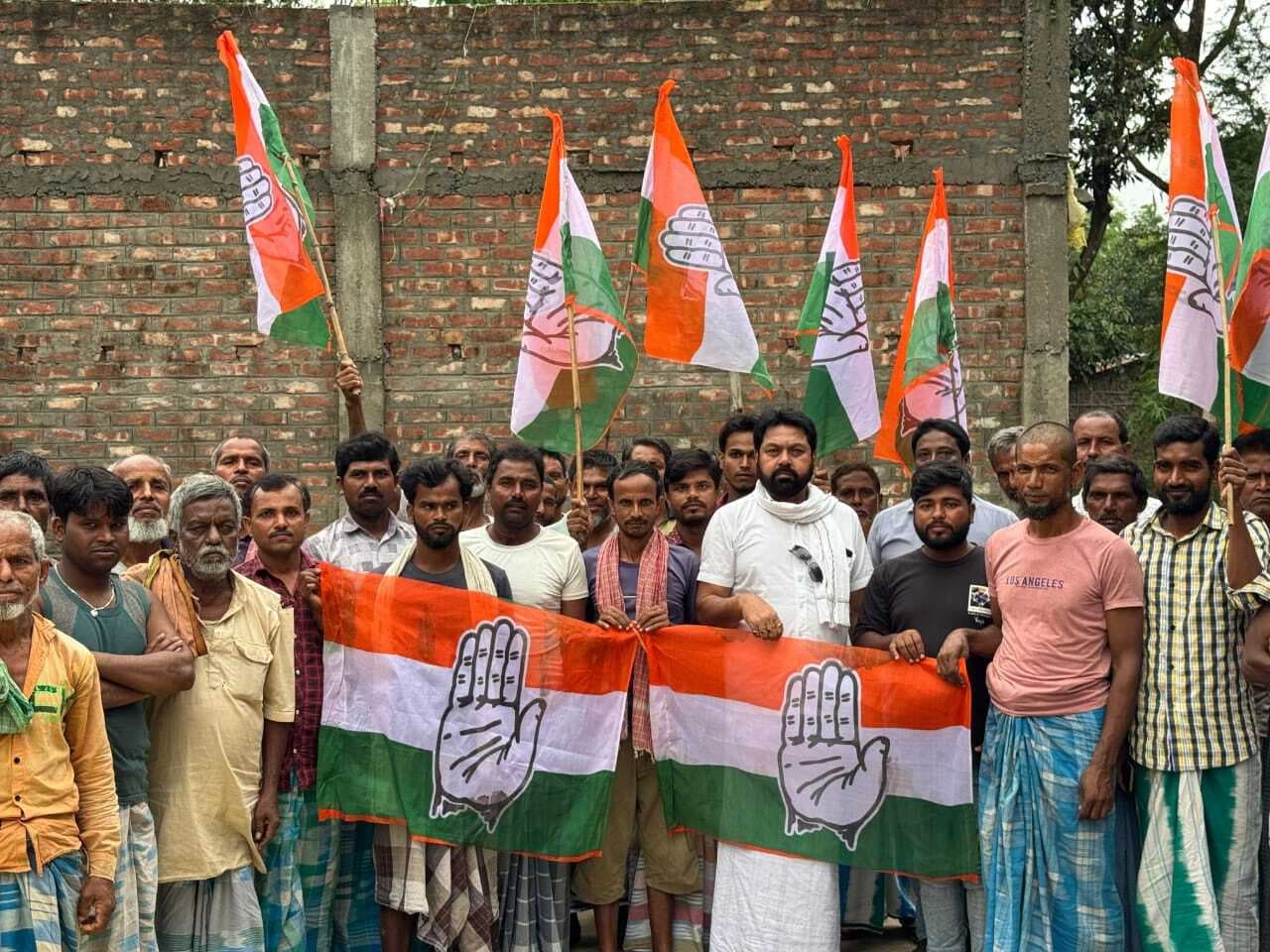 गांवों में कांग्रेस ने चलाया हर घर पार्टी का झंडा कार्यक्रम