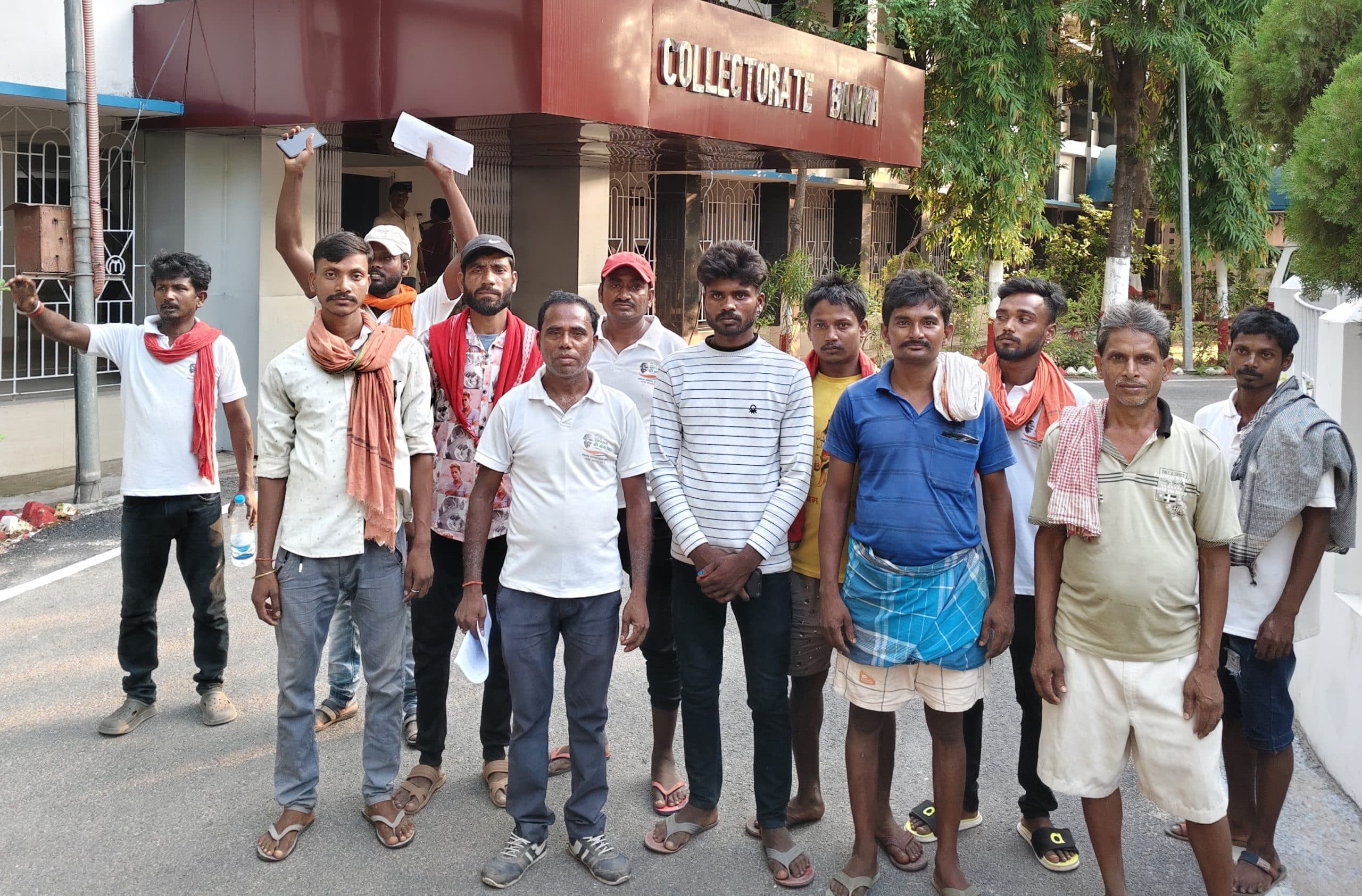 अमरपुर नपं के हड़ताली सफाई कर्मियों ने डीएम को दिया आवेदन, न्याय की मांग