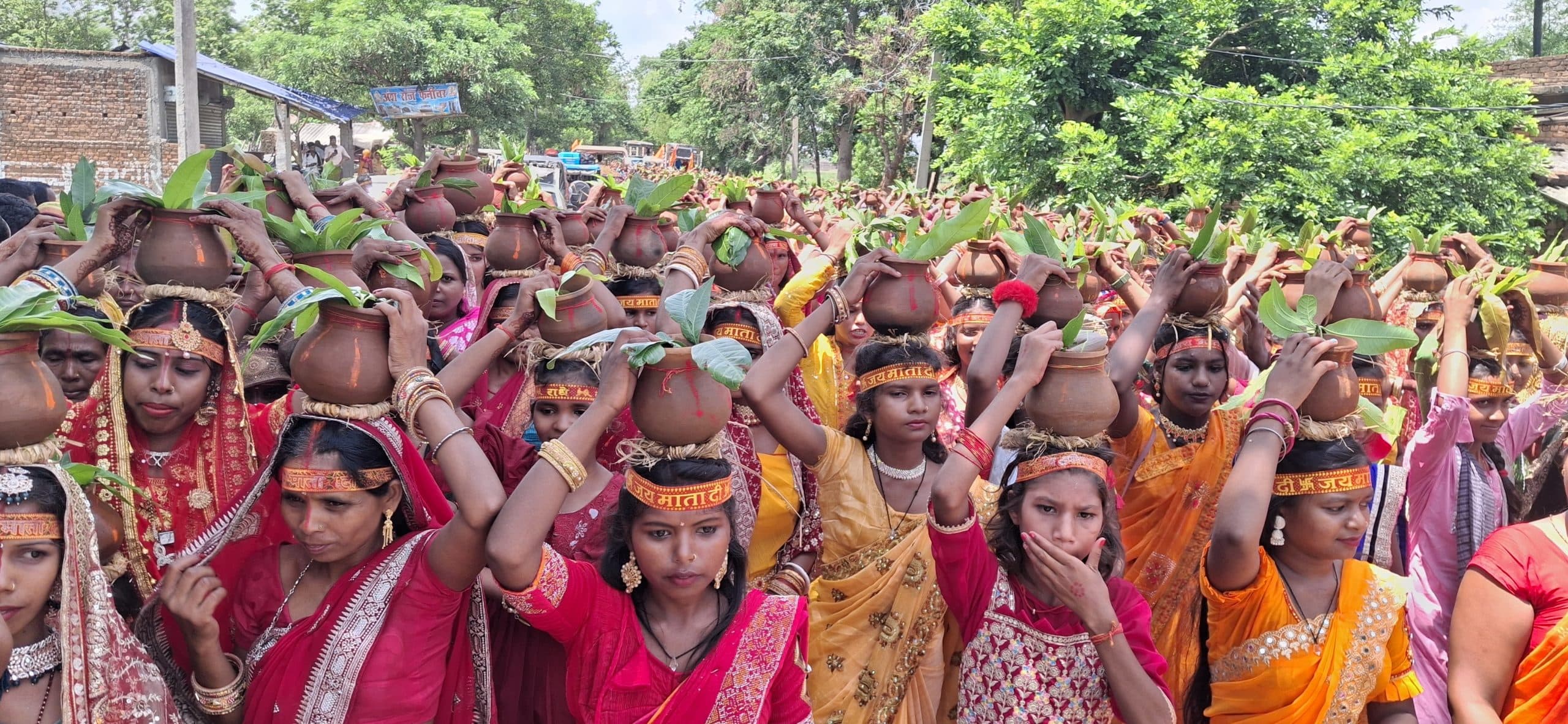 शिवशक्ति महायज्ञ को लेकर निकाली गयी भव्य कलश शोभायात्रा