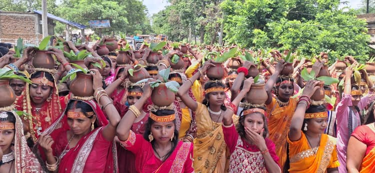शिवशक्ति महायज्ञ को लेकर निकाली गयी भव्य कलश शोभायात्रा