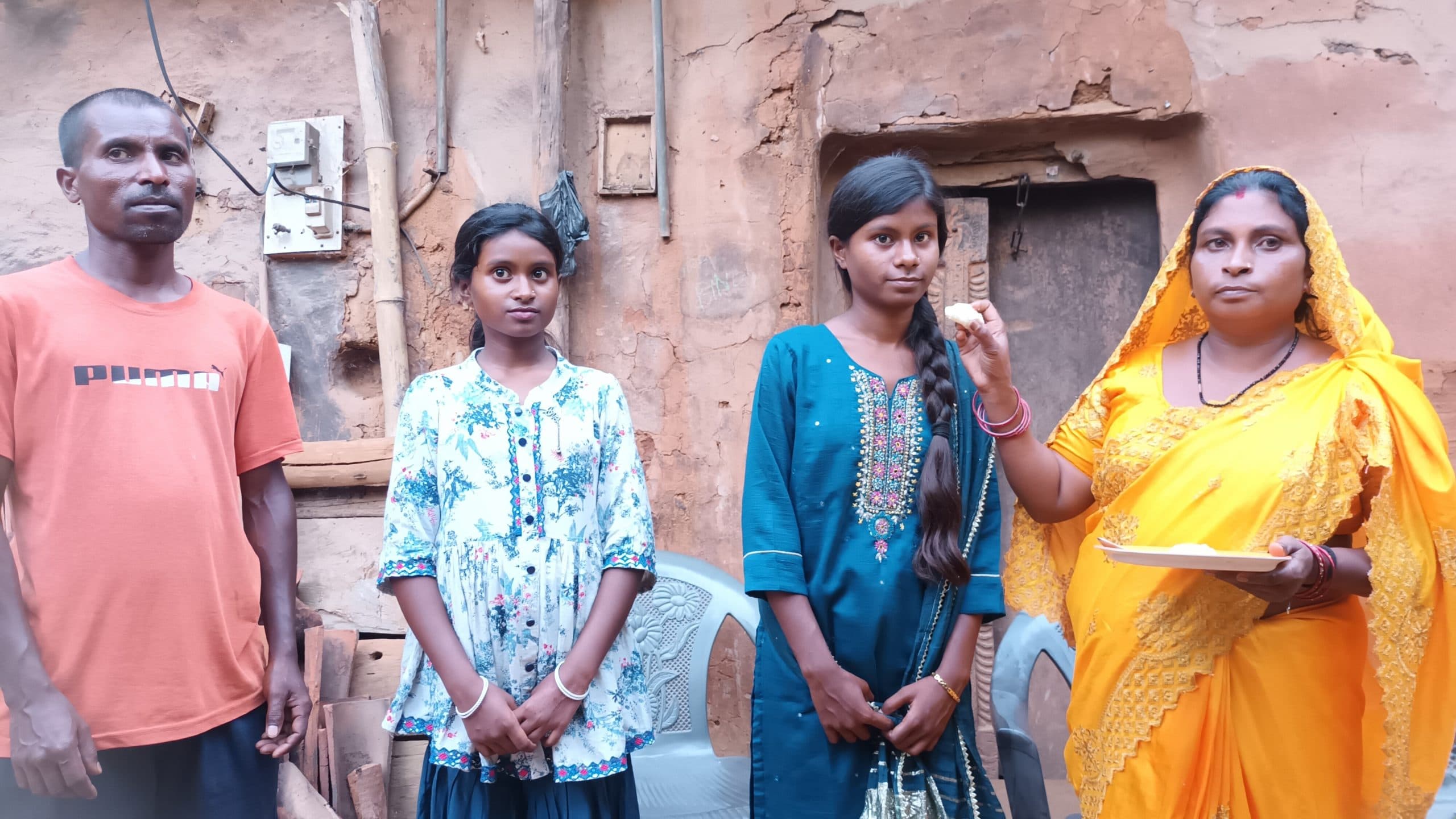 मजदूर की बेटी वर्षा बनी जिला टॉपर