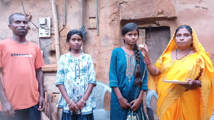 मजदूर की बेटी वर्षा बनी जिला टॉपर
