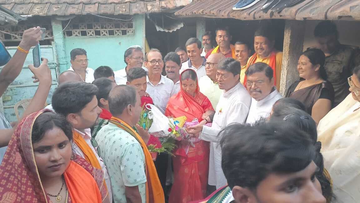 भाजपा का शिष्टमंडल ने सिंदूरी के माता-पिता से मिलकर किया सम्मानित