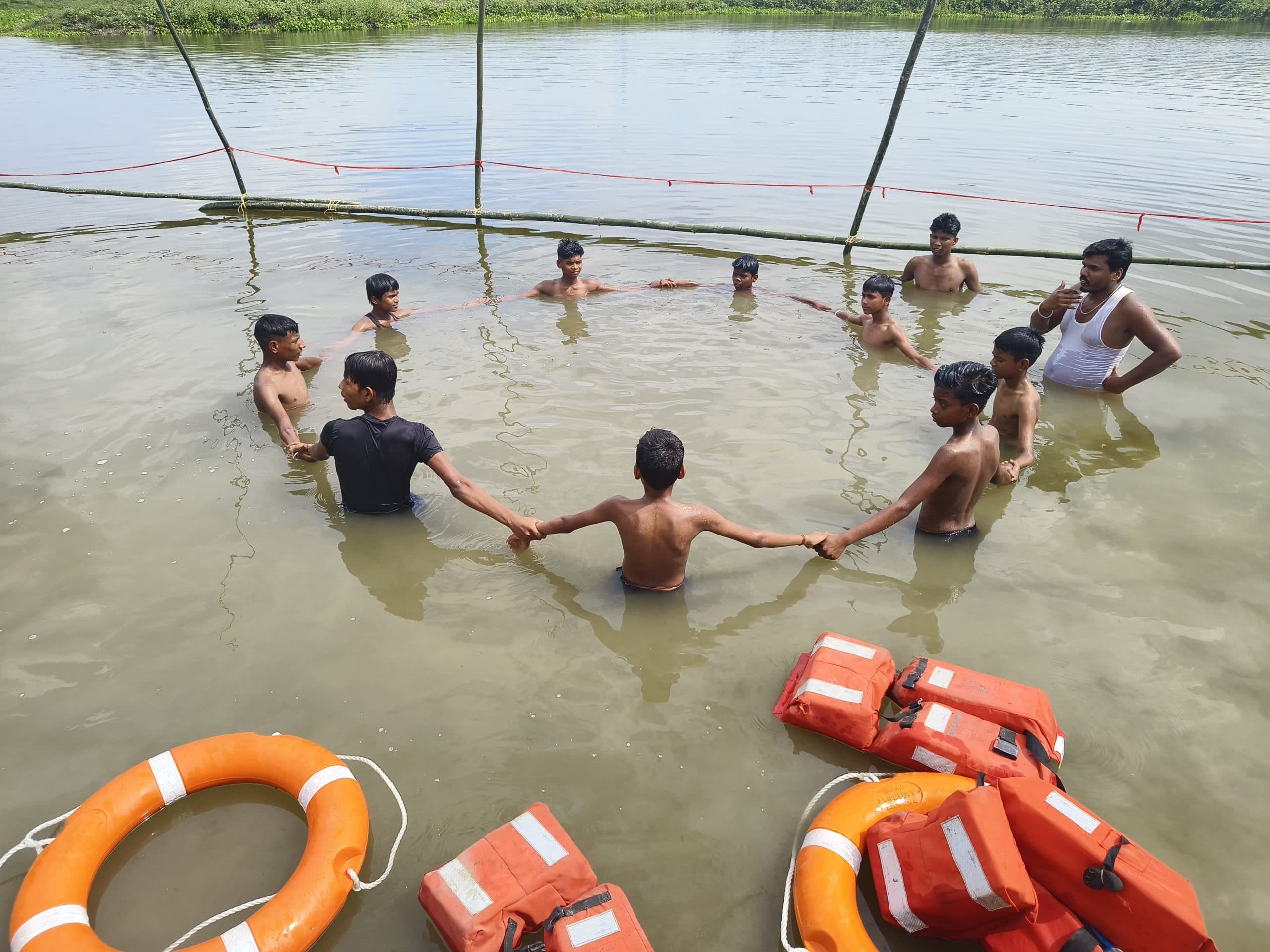 तैराकी का दिया गया प्रशिक्षण