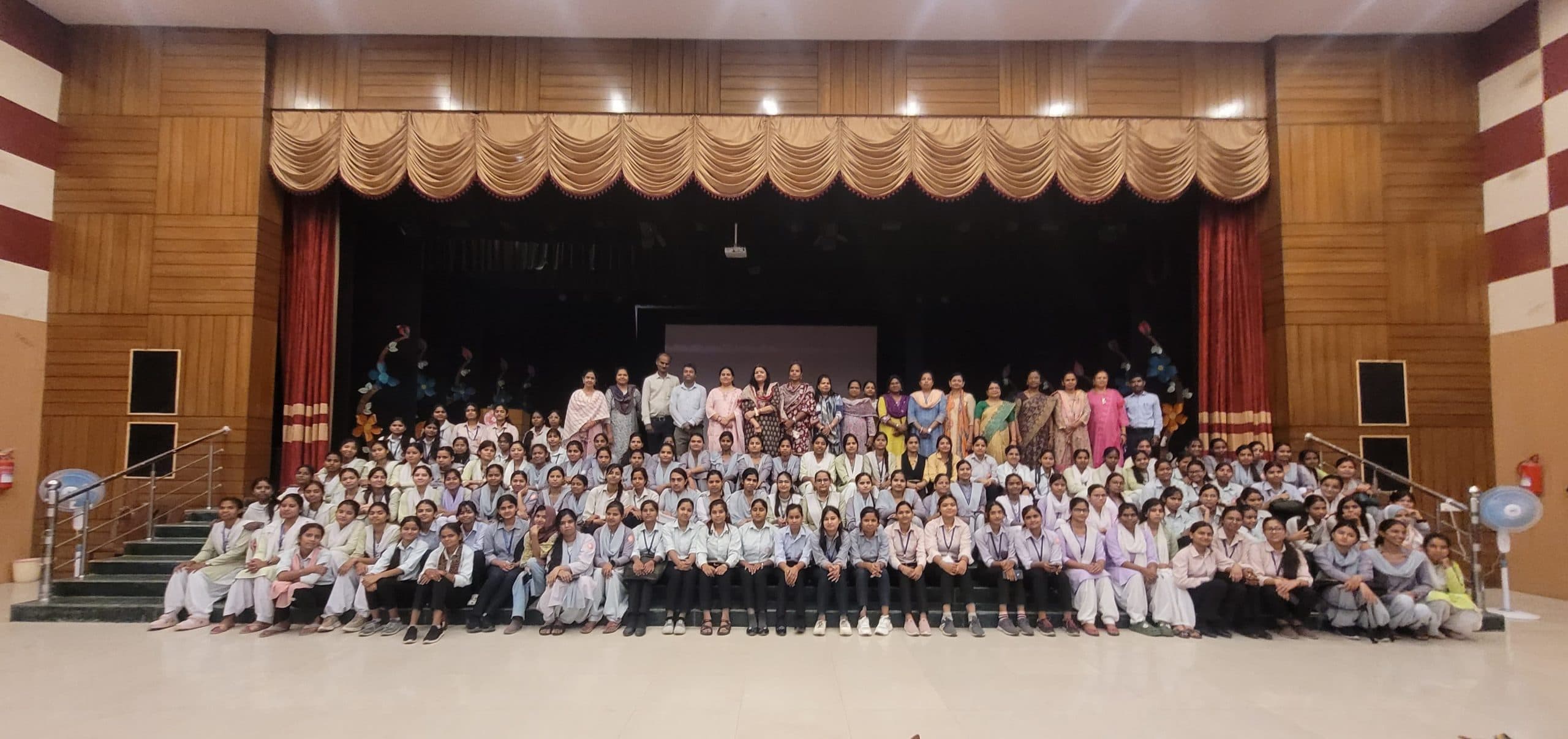 Ranchi News : रांची वीमेंस कॉलेज में वित्तीय साक्षरता अभियान