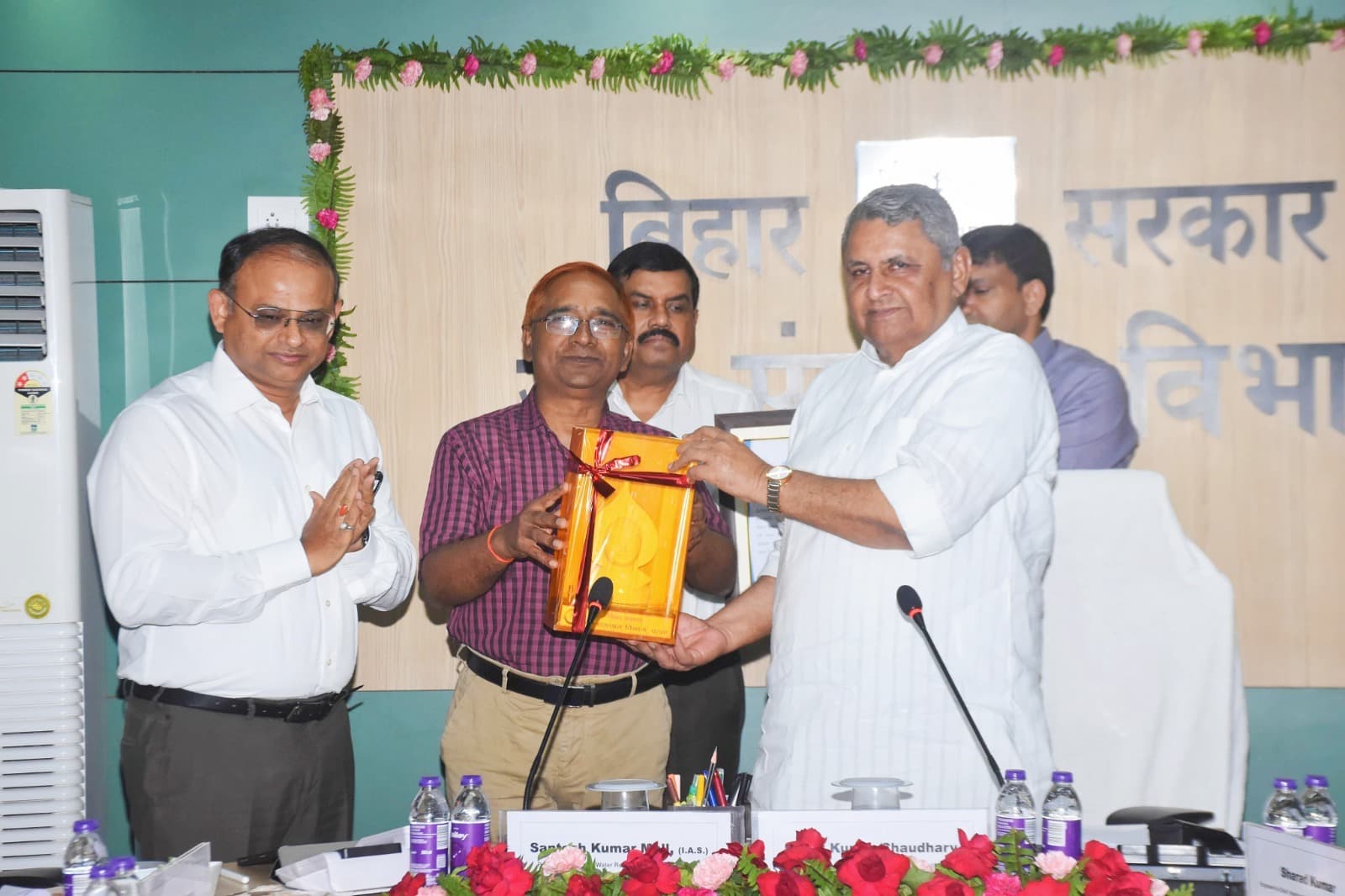 बाढ़ से तटबंधों की सुरक्षा को लेकर पूरा विभाग तत्पर और मुस्तैद रहे : मंत्री, रिटायर्ड मुख्य अभियंता संजय कुमार को मंत्री ने किया सम्मानित