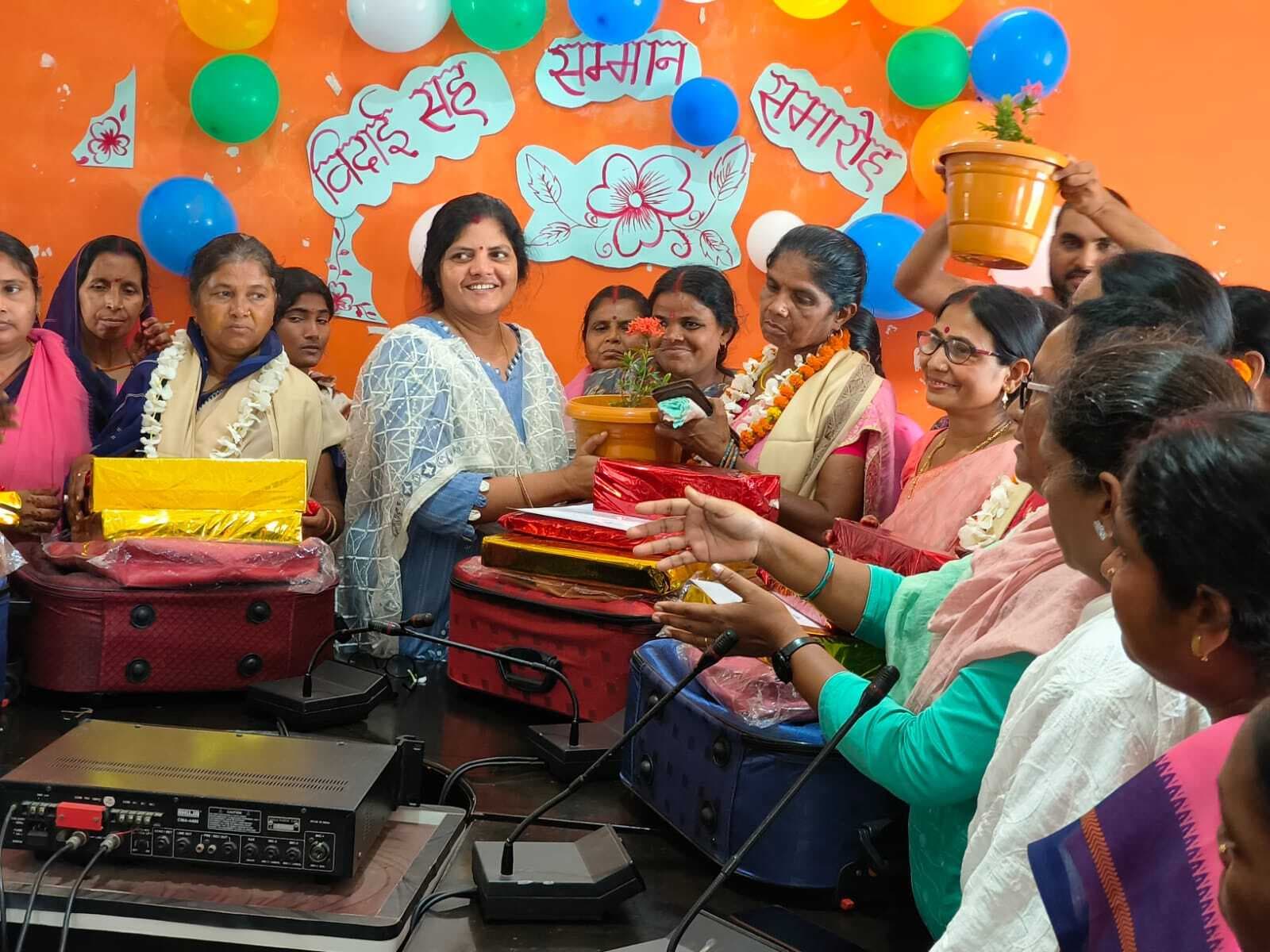 सेविकाओं को सेवानिवृत्ति पर दी गयी विदाई