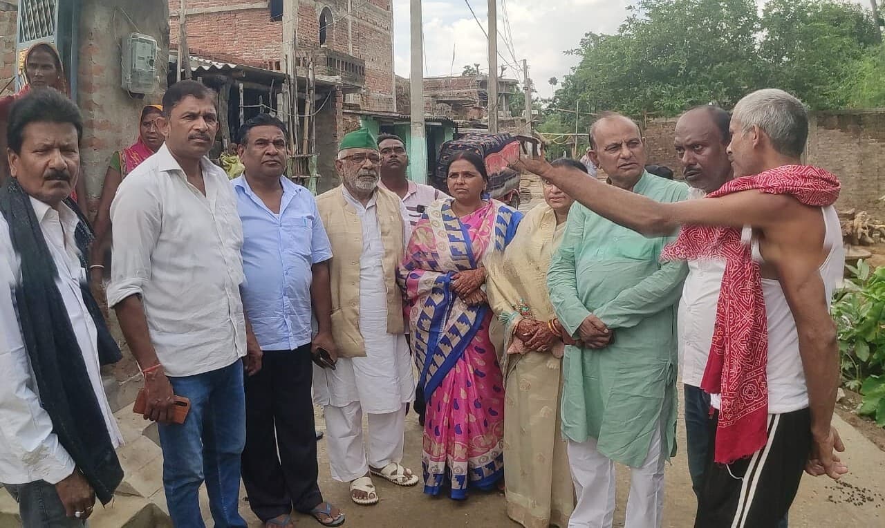 महिला की हत्या मामले में राजद नेताओं ने परिजन से की मुलाकात, दी सांत्वना