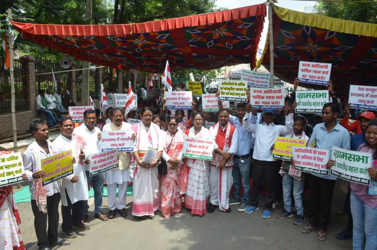 Ranchi News : सरना कोड को लेकर आदिवासी बचाओ मोर्चा ने राजभवन के समक्ष दिया धरना