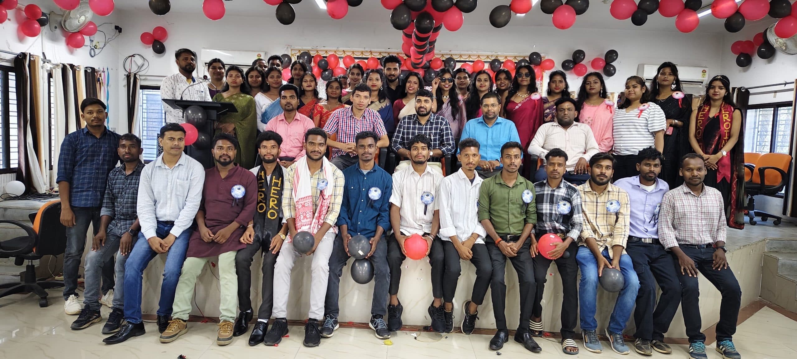 कैंपस : अनु को मिसेज फ्रेशर और अजित को मिस्टर फ्रेशर चुना गया