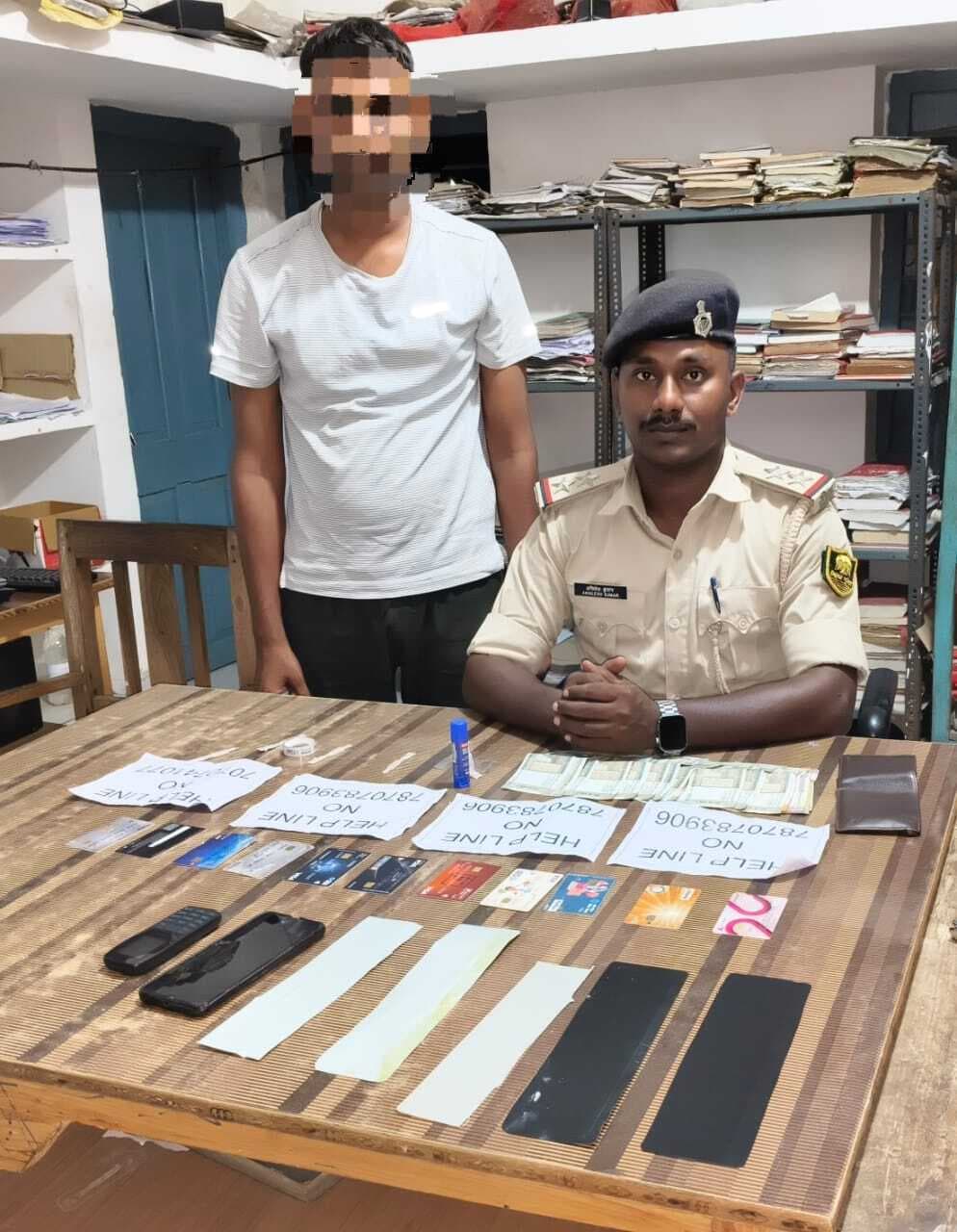 एटीएम से छेड़खानी करते एक युवक को लोगों ने पकड़ा