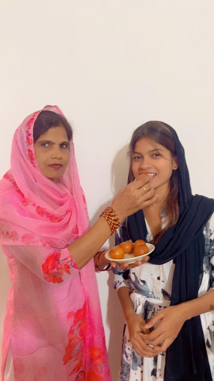 मां सिलाई-बुनाई कर चलाती है घर, बेटी बनी प्रखंड टॉपर