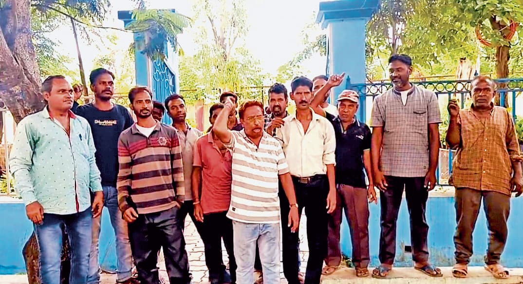 नगर निगम के नवनिर्मित पार्क में पुनर्वास के लिए हॉकरों का प्रदर्शन