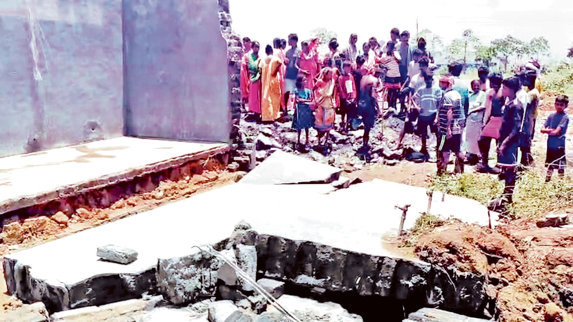 पांडवेश्वर : ज्वालभांगा गांव में पानी के बोझ से कंक्रीट का जलाशय टूटा