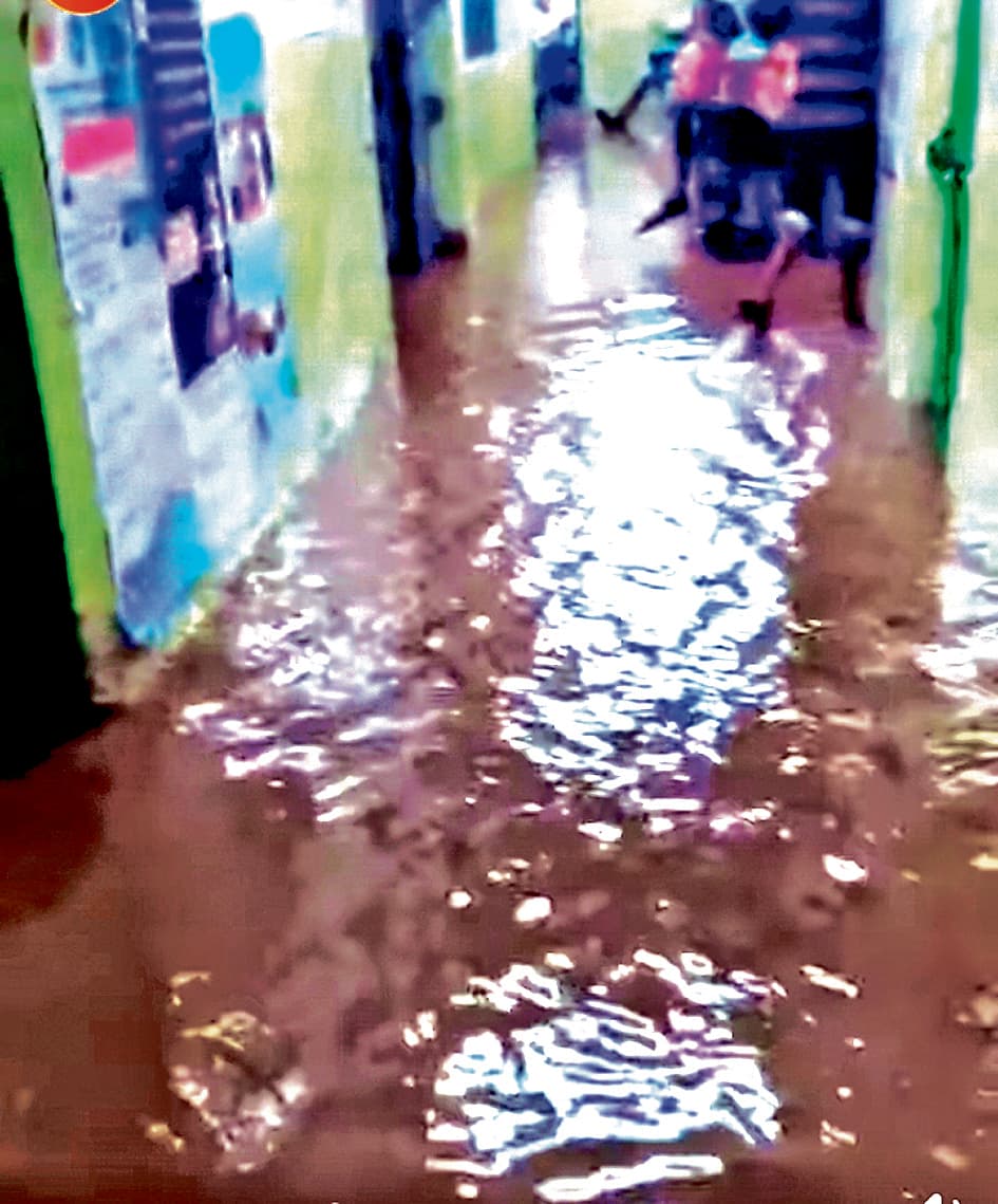 सोनामुखी ग्रामीण अस्पताल में जलजमाव से स्वास्थ्य सेवाएं बाधित