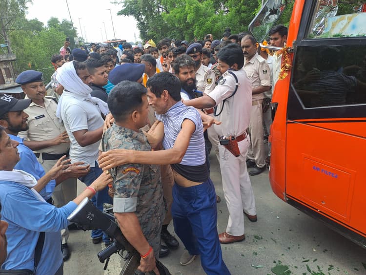 sasaram News : यात्री बस से कुचल कर बच्ची की मौत, लोगों ने की तोड़फोड़