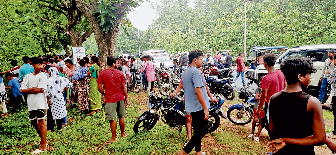 दुर्गापुर में पेड़ से झूलते मिले तीन शव, इलाके में सनसनी