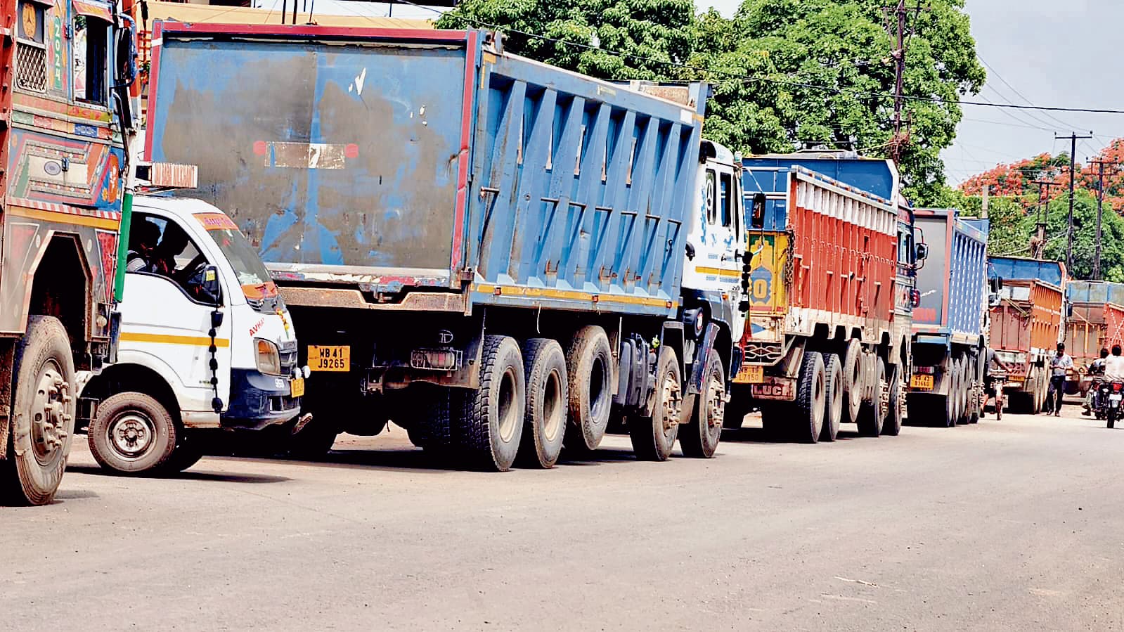 पानागढ़ में बालू लदे वाहनों से जनजीवन प्रभावित