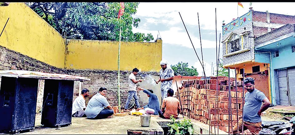 पानागढ़ : दुर्गा मंदिर का युवकों ने फिर से निर्माण कार्य शुरू कराया