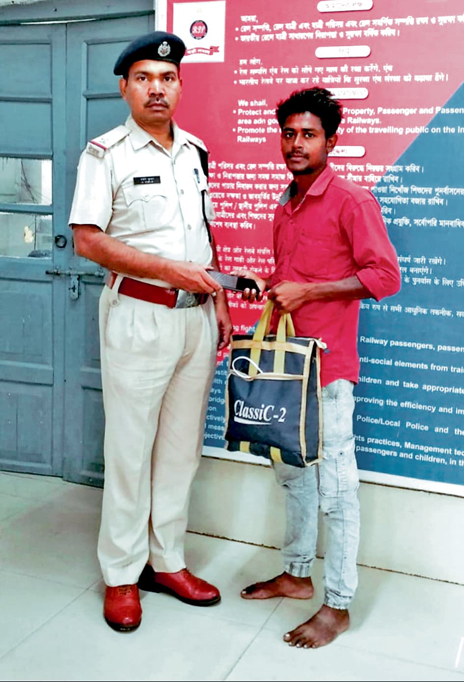 बांकुड़ा स्टेशन पर ''ऑपरेशन अमानत'' के तहत यात्री का बैग व फोन लौटाया