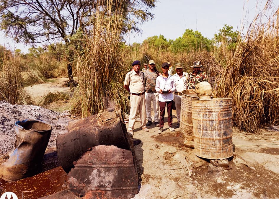 Hajipur News : 157 भट्ठियां की गयीं ध्वस्त, भारी मात्रा में शराब व उपकरण जब्त