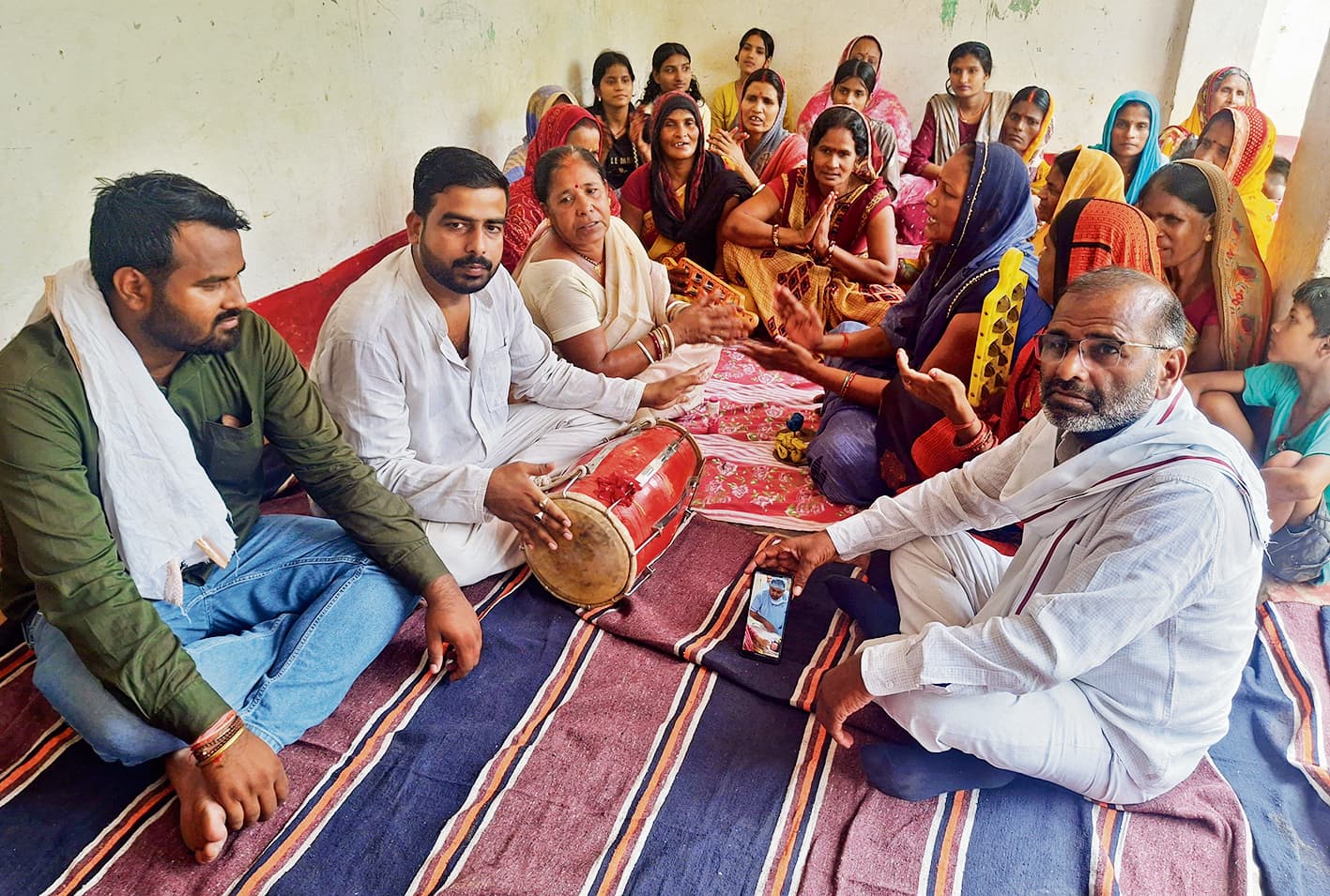 Hajipur News : तेजस्वी के पुत्र होने पर गाया सोहर, दी बधाई