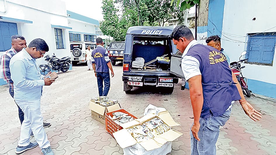 35 किलो प्रतिबंधित पटाखों को बम निरोधी दस्ते ने किया निष्क्रिय