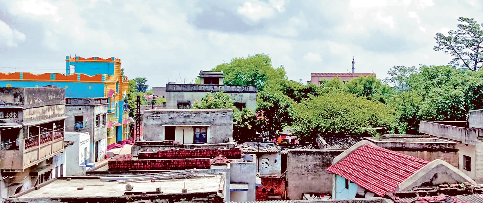 आजादी के दशकों बाद भी परिहारपुर में सरकार की स्ट्रीट लाइट नहीं