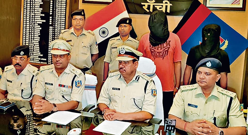 Ranchi News : चेन छिनतई का आरोपी और खरीदार गिरफ्तार