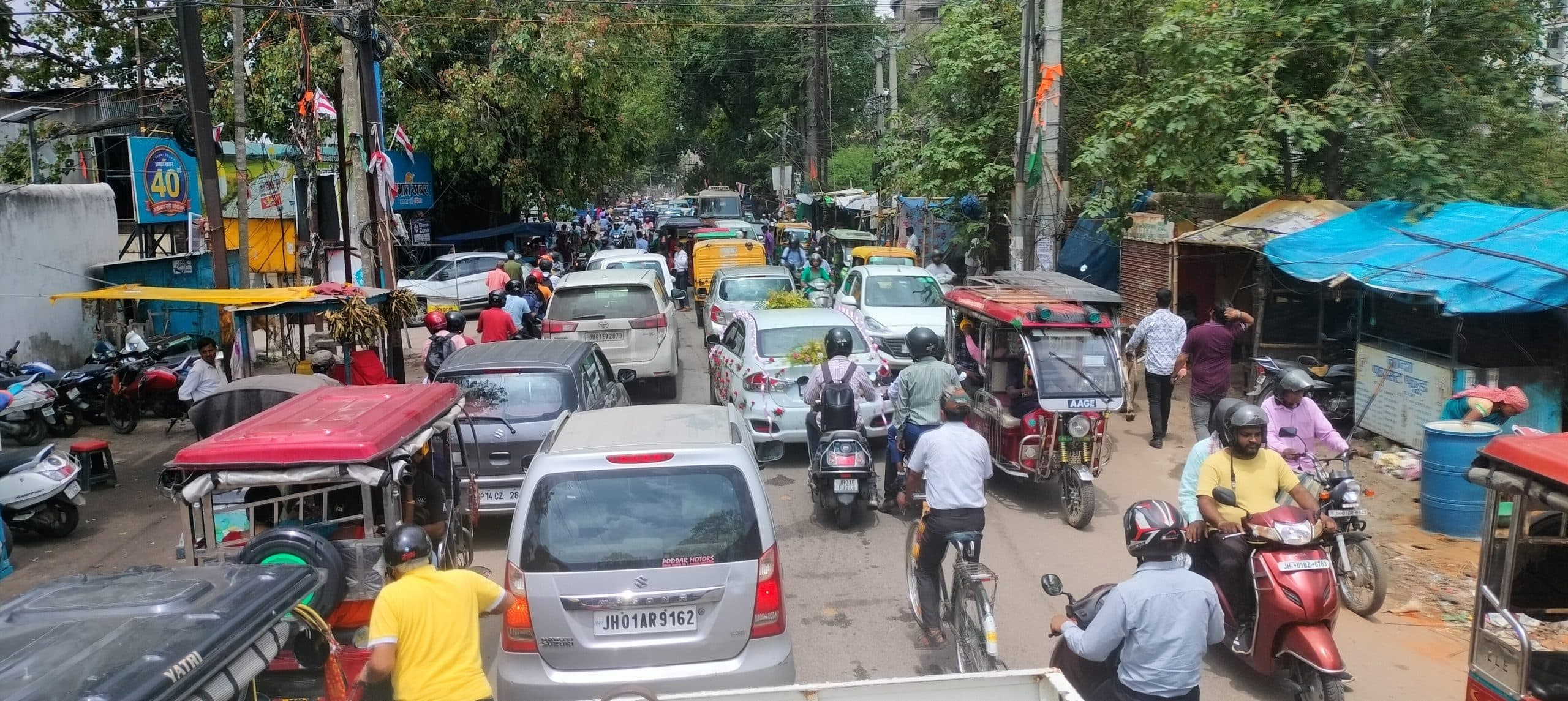 Ranchi News : कोकर में लगा जाम, आगे निकलने की हाेड़ में फंस गये वाहन