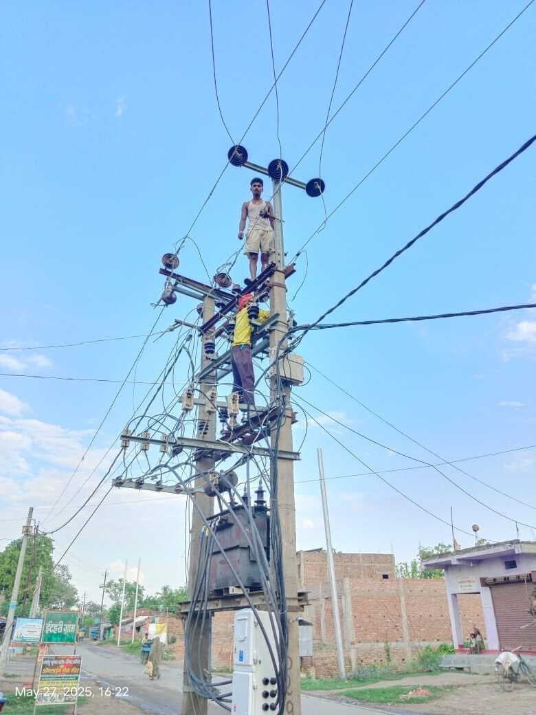बार-बार जर्जर बिजली के तार गिरने से अनहोनी की आशंका