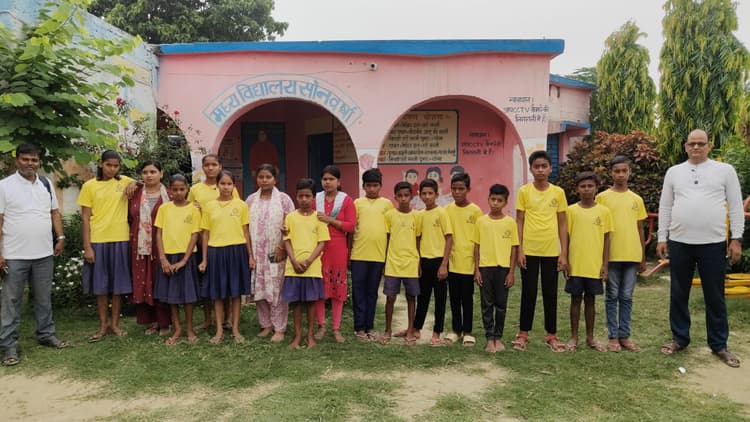 फरकिया क्षेत्र के स्कूल की तस्वीर बदल रहे हैं एचएम