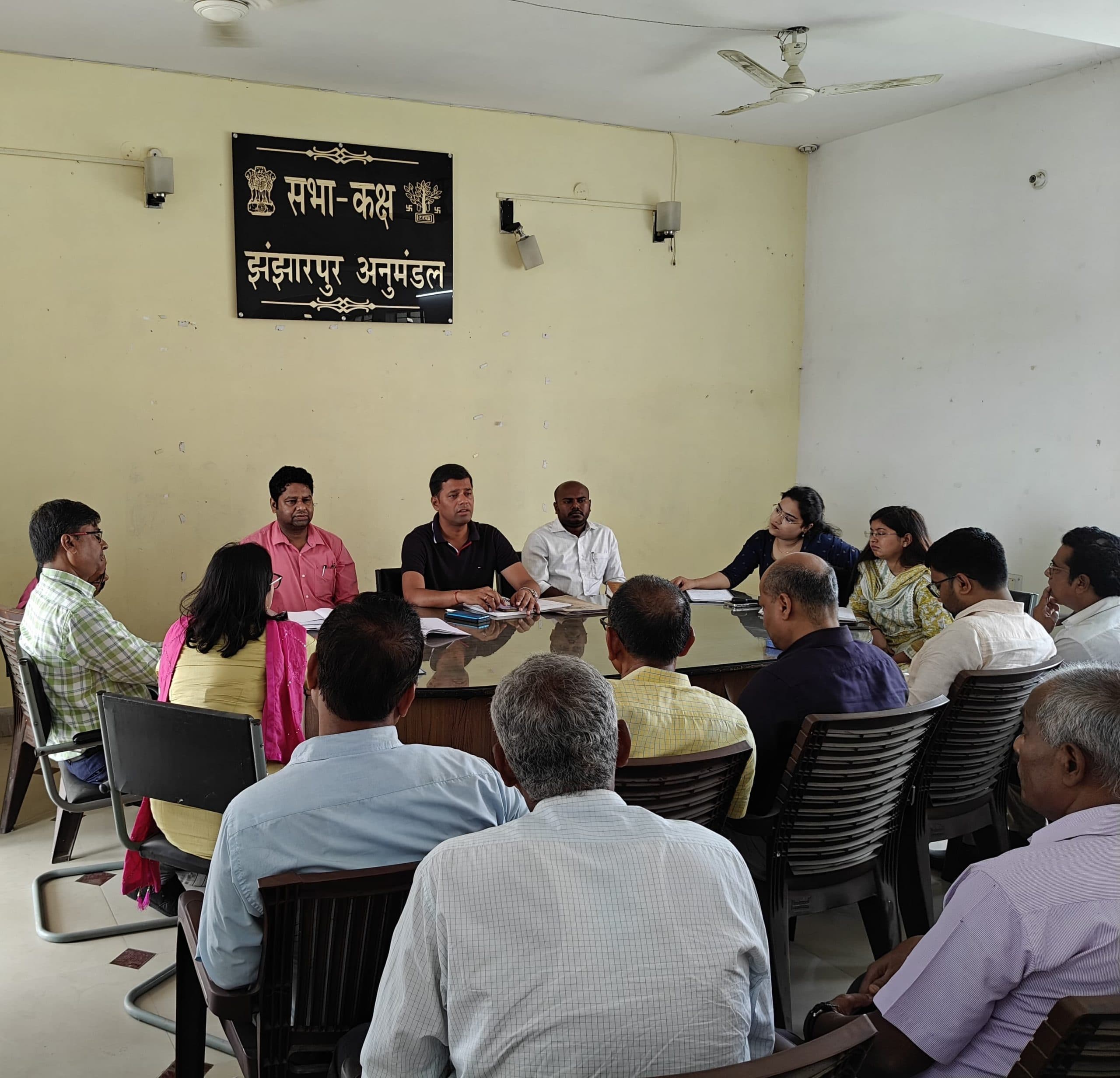 Madhubani News : एसडीएम ने अधिकारी व कर्मी के साथ की समीक्षा बैठक