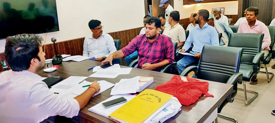 Gaya News : नालों की सफाई में लापरवाही, 14 जमादारों का रोका वेतन, एक को हटाया