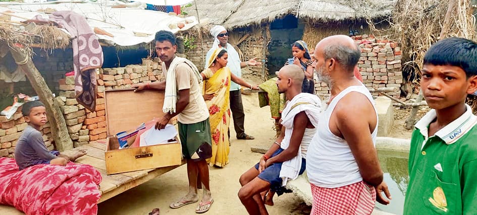 Gaya News : बैलो गांव में दो घरों में भीषण चोरी, तीन लाख की संपत्ति उड़ायी