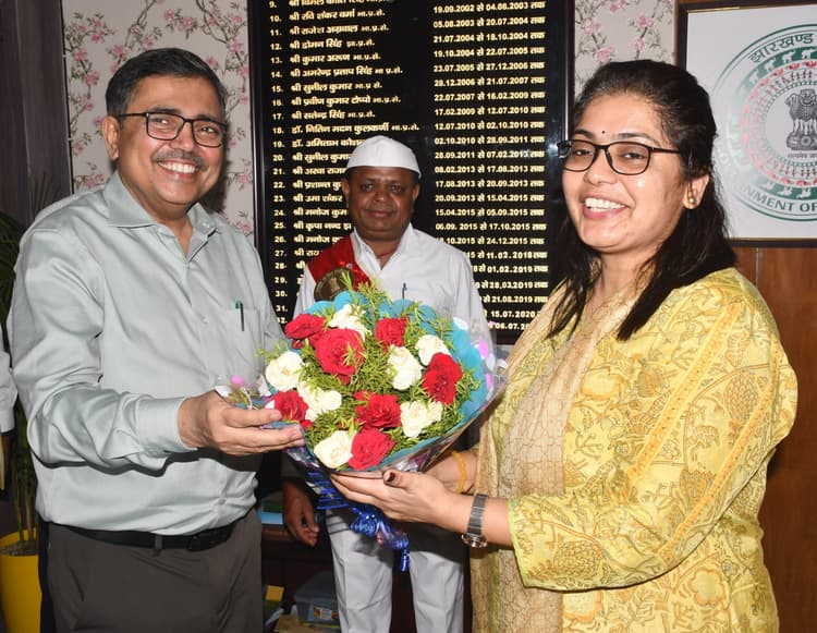 Bokaro News : योजनाओं को आम लोगों तक पहुंचाने का होगा प्रयास : डीसी