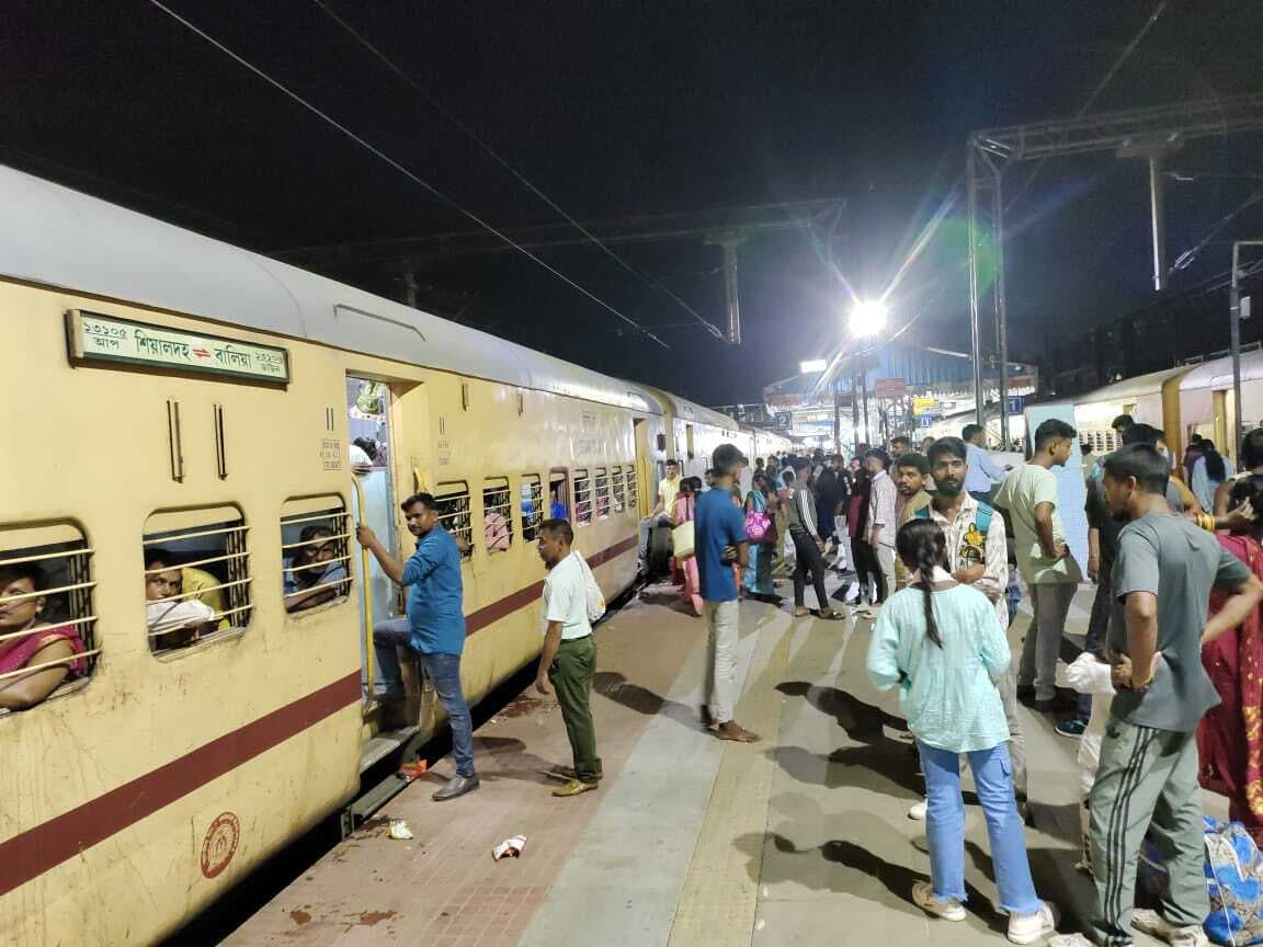 बलिया एक्सप्रेस के आगे कूदकर अधेड़ ने दे दी जान