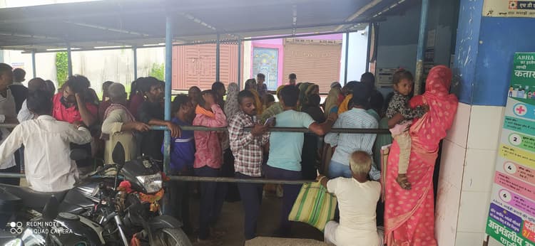 मौसम बदलने के साथ अस्पताल में बढ़े सर्दी-खांसी व बुखार के मरीज