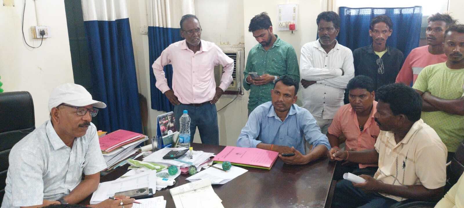 Seraikela Kharsawan News : राजनगर के पांच गांवों में एक सप्ताह से बिजली ठप