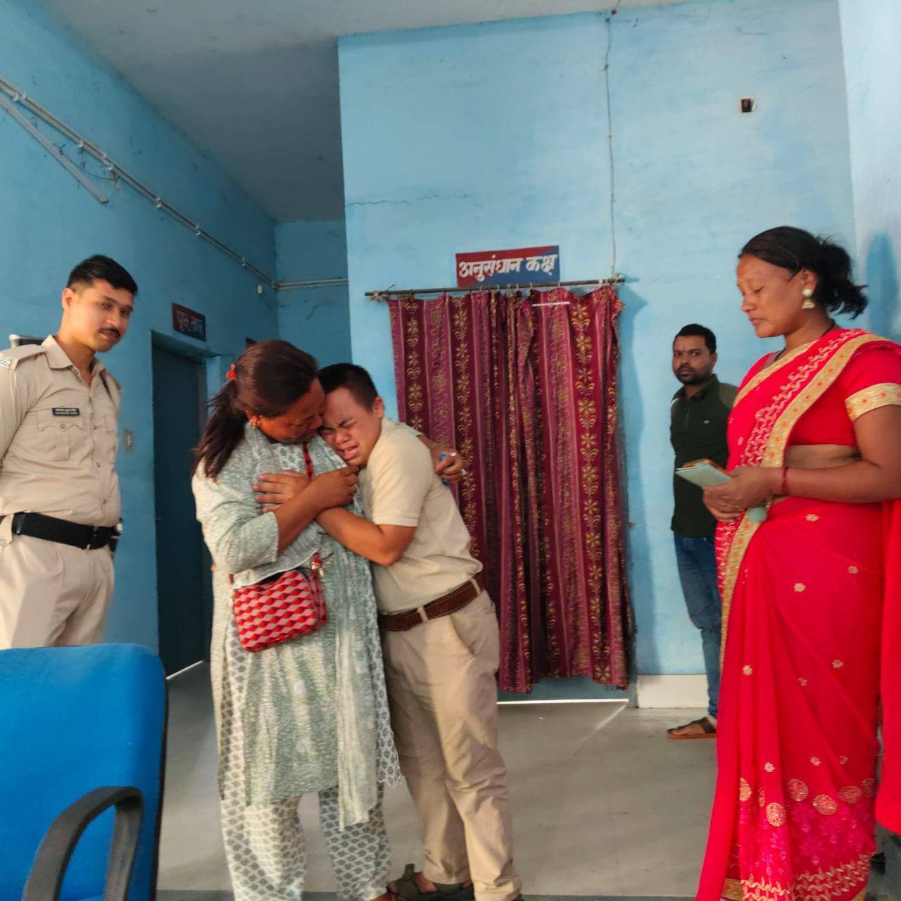 भटक कर ठाकुरगंज पहुंचा विक्षिप्त युवक, पुलिस ने परिवार से मिलाया