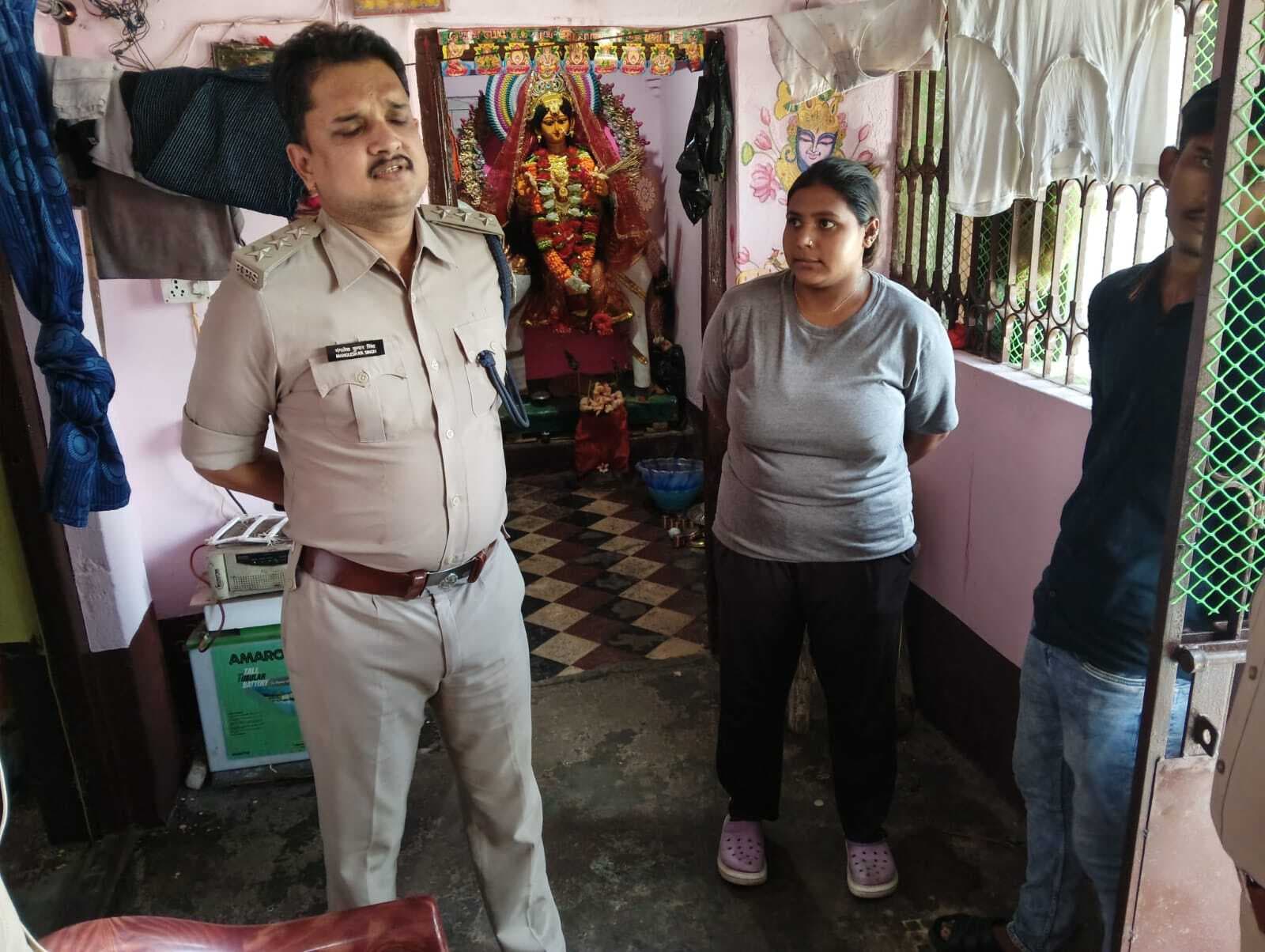 चोरी के मामले में एसडीपीओ घटनास्थल का मुआयना किया