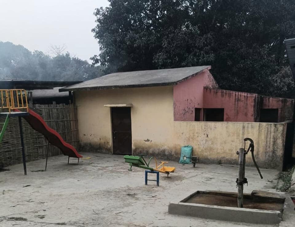 भवन होते हुए भी घर से संचालित हो रहा है आंगनबाड़ी केंद्र