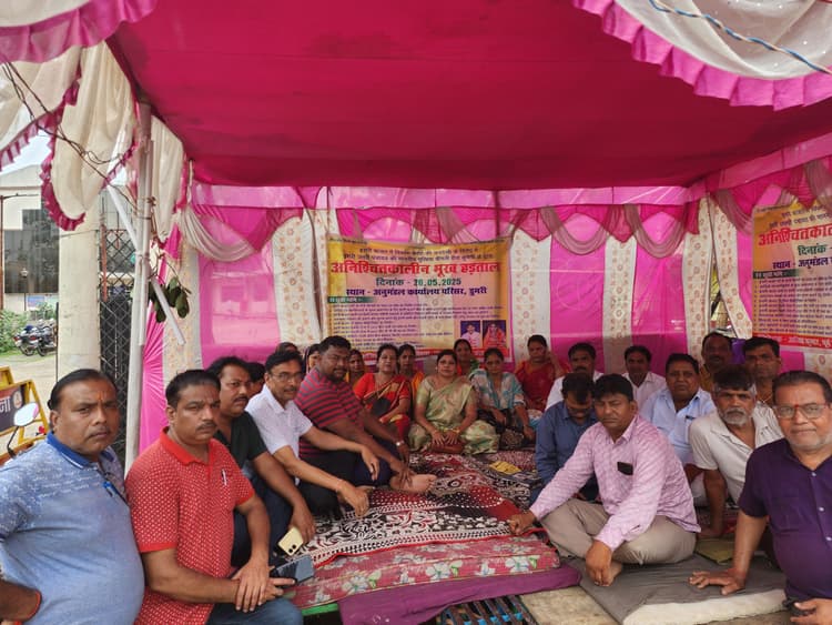 Giridih News : वर्तमान व पूर्व मुखिया की भूख हड़ताल दूसरे दिन भी जारी