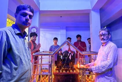 चिहारो पहाड़ के शनि मंदिर में जलाये गये 108 दीप