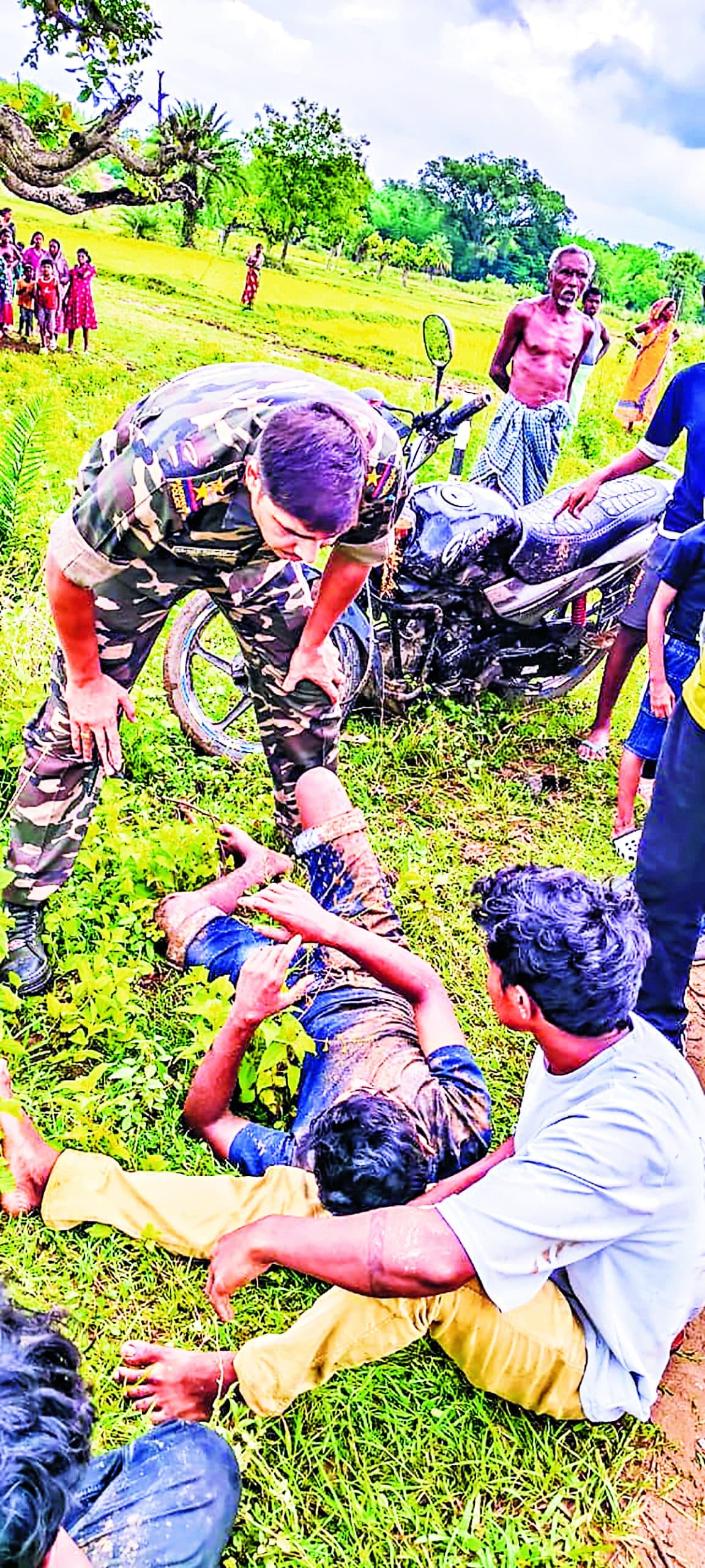 East Singhbhum News : गुड़ाबांदा में दो बाइकों में भिड़ंत, छह घायल