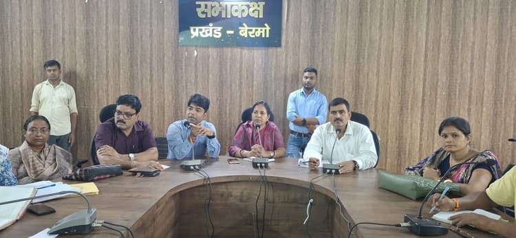 Bokaro News : पंचायत समिति की बैठक में उठा अवैध बालू उठाव का मामला