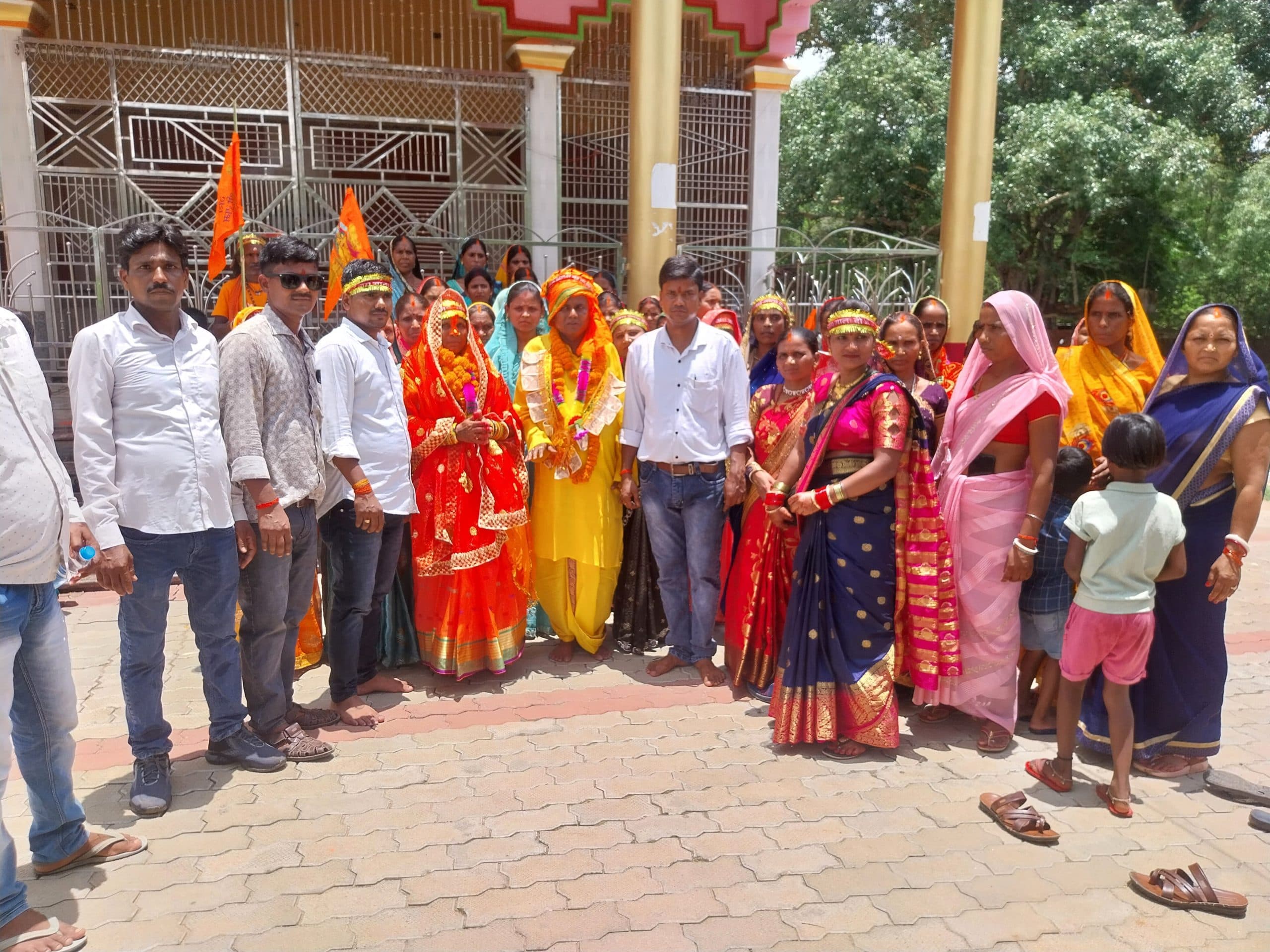 Giridih News: चार धाम की यात्रा कर लौटे दंपती का ग्रामीणों ने किया स्वागत