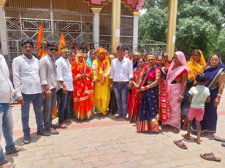 Giridih News: चार धाम की यात्रा कर लौटे दंपती का ग्रामीणों ने किया स्वागत