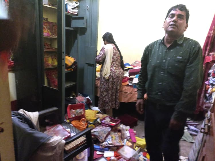 Dhanbad News: तारापीठ गया था परिवार, चोरों ने घर किया साफ