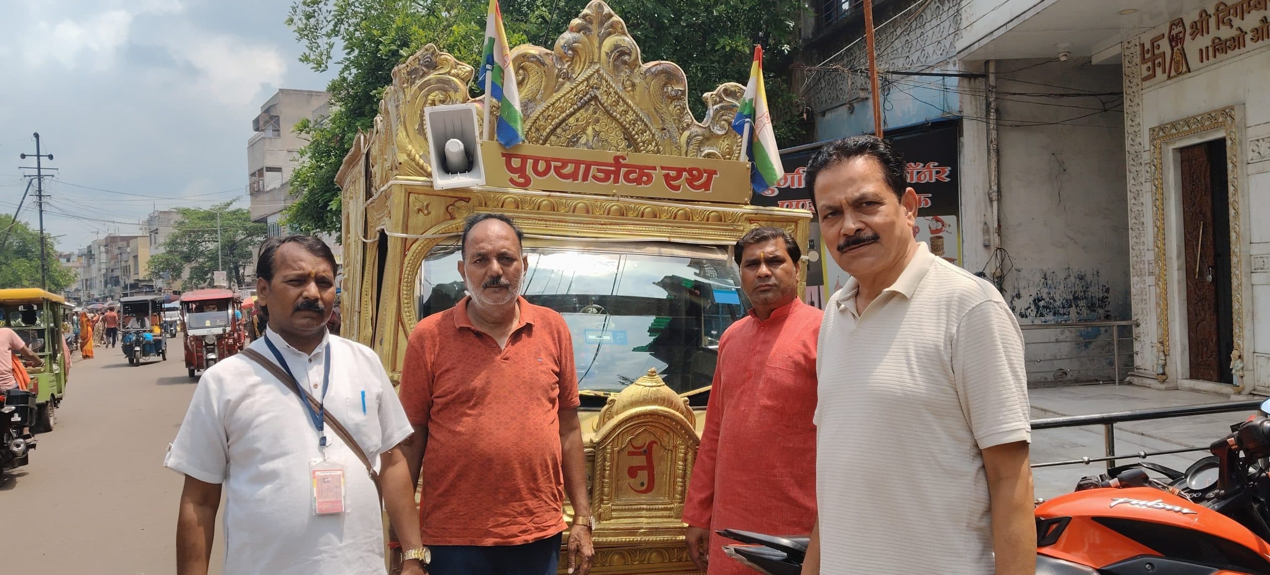 Dhanbad News : कतरास में जैन समाज ने किया पुण्यार्जक रथ का स्वागत